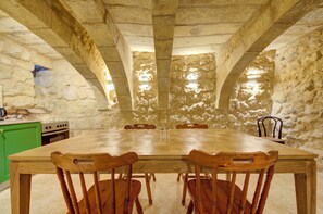 Room, 1 Bedroom, Smoking | Dining room
