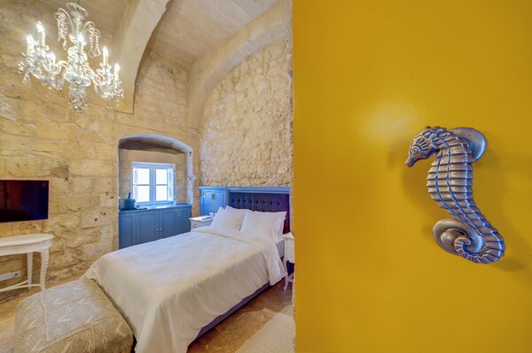 Room-ta Karmenu - An 800 Year Old Modern - Malta