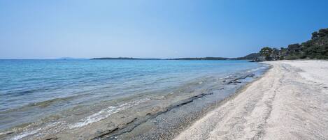 Nær stranden og solsenger