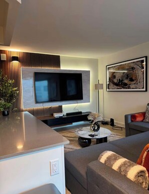 Smart TV, fireplace, computer monitors - Chic & Cozy 1BD Apartment Near East River, Minutes from Central Park (New York)