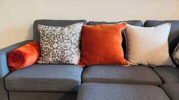 Een smart-tv, een open haard en een computerscherm