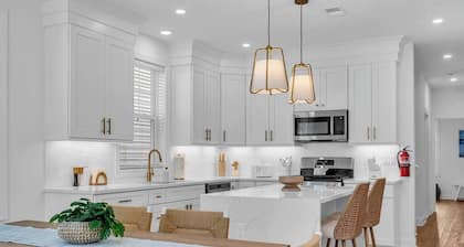 2 blocks 2 Beach, Linens+towels Included, OutdoorTV, Parking, Coffee Included