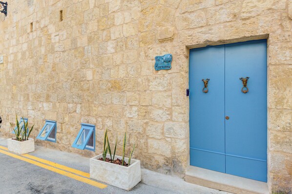 Exterior detail - Room-ta´ Karmenu, an 800 Year old Modern (Rabat)