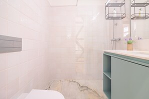 Apartment | Bathroom - Charming Studio in the Heart of Porto (Porto)