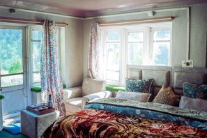 Quarto casal lua de mel, sacada, vista para o vale | Ferros/tábuas de passar roupa, Wi-Fi de cortesia