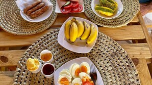 Une table de petit-déjeuner avec divers aliments et une machine à café.