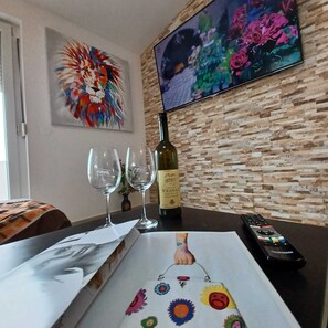 Apartment (Beachfront Apartment with Balcony and) | Dining room