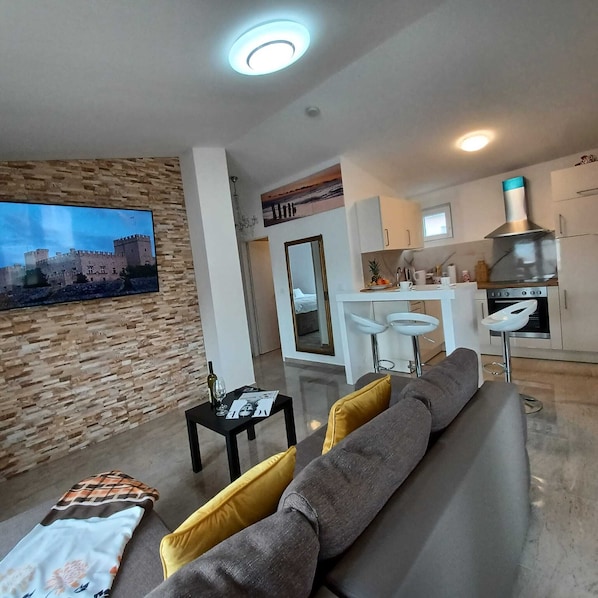 Apartment (Beachfront Apartment with Balcony and) | Living room | 32-inch flat-screen TV with satellite channels