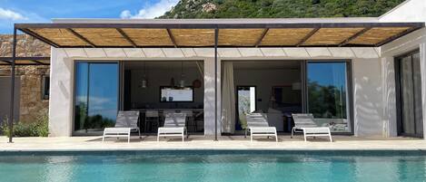 Een verwarmd zwembad