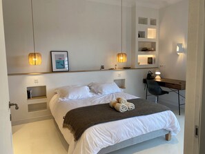 6 slaapkamers, een bureau, een strijkplank/strijkijzer, wifi