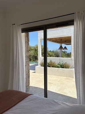 6 bedrooms, desk, iron/ironing board, WiFi