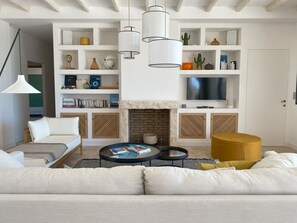 TV, fireplace, stereo