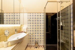 Apartment | Private kitchen - Well-maintained air Conditioned Studio in Porto (Porto)