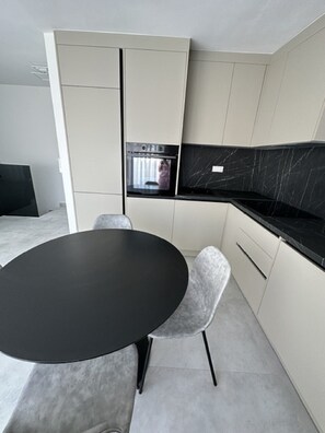 Studio (Studio Apartment with Terrace 2) | Cuisine privée | Réfrigérateur