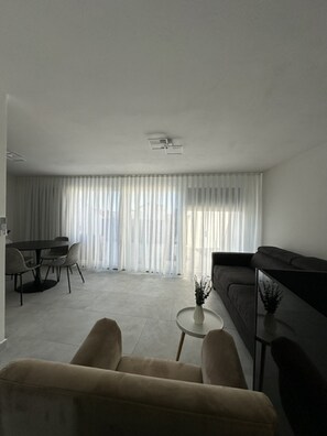 Studio (Studio Apartment with Terrace 2) | Living room | 32-inch flat-screen TV with satellite channels