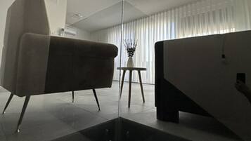 Studio (Studio Apartment with Terrace 2) | Living room | 32-inch flat-screen TV with satellite channels