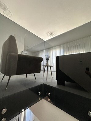 Studio (Studio Apartment with Terrace 2) | Living room | 32-inch flat-screen TV with satellite channels