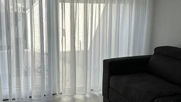 Studio (Studio Apartment with Terrace 2) | Living room | 32-inch flat-screen TV with satellite channels