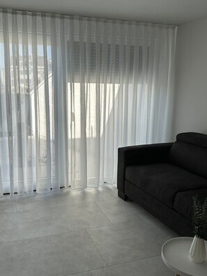 Studio (Studio Apartment with Terrace 2) | Living room | 32-inch flat-screen TV with satellite channels