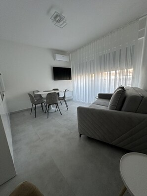 Appartement (Two Bedroom Apartment with Terrace 2) | Salle de séjour | Téléviseur à écran plat de 32 po avec télévision par satellite
