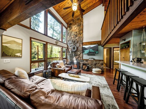 Riverfront Cabin, Covered Hot Tub, King Beds, Dual Shower, Pets - Fox Haven