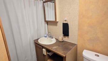 Douche, sĂšche-cheveux, serviettes fournies, savon