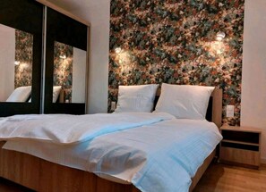 4 slaapkamers, een bureau, een strijkplank/strijkijzer, gratis wifi