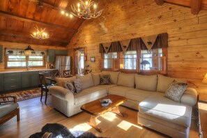 Smart-TV, peis, DVD-spiller og bøker