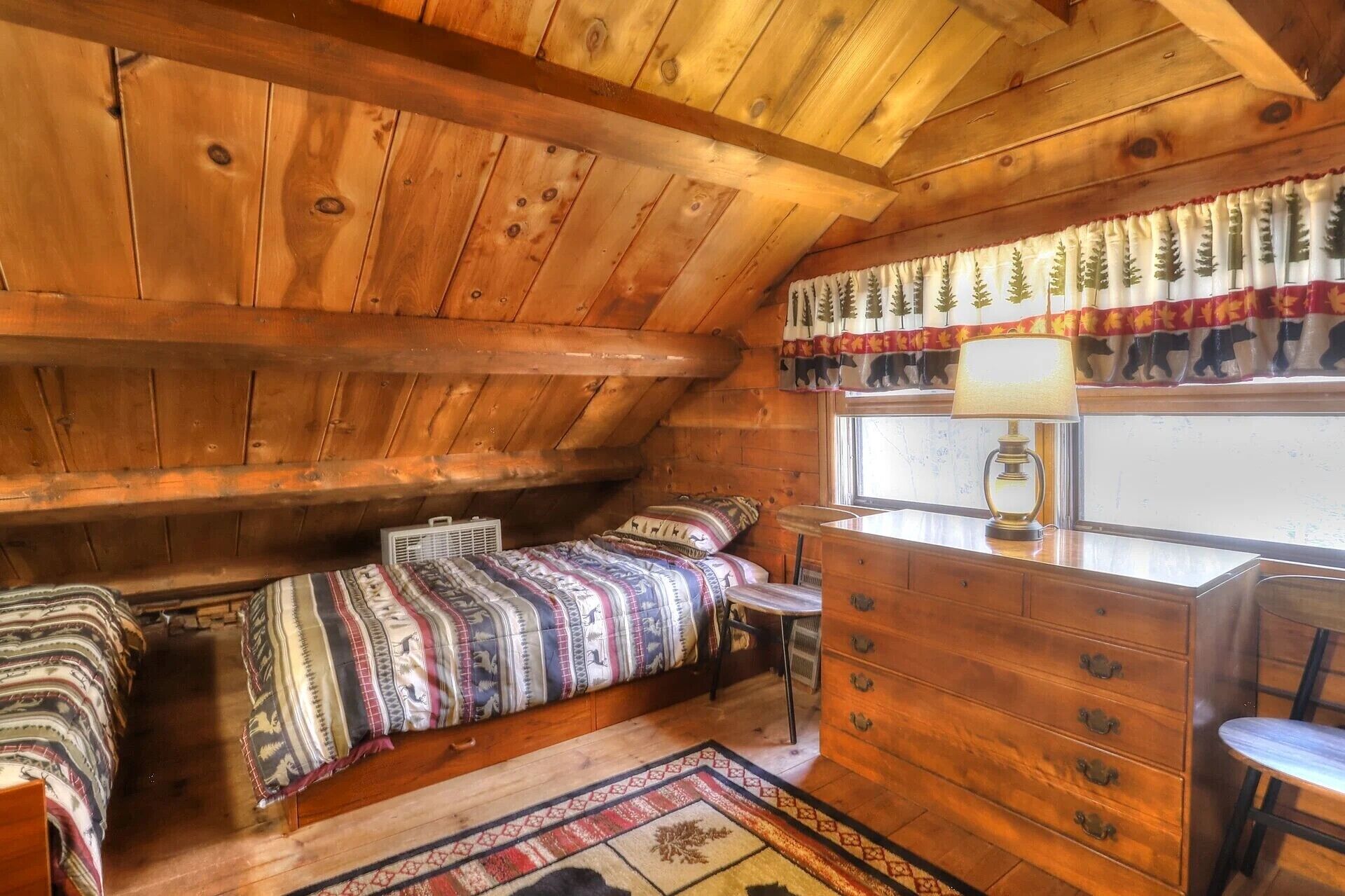 4 habitaciones, escritorio, tabla de planchar con plancha y wifi gratis 