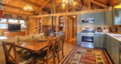 Pebble Cove, Private Waterfront, Dock, Mooring, Kayaks, Rangeley Maine