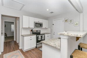 Microwave, oven, stovetop, dishwasher - Cozy entire 1-bedroom apartment in charming Grand Prairie with yard (Grand Prairie)