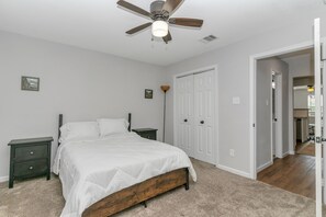 1 bedroom, WiFi, bed sheets - Cozy entire 1-bedroom apartment in charming Grand Prairie with yard (Grand Prairie)