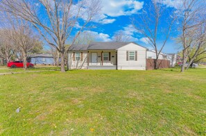 Exterior - Cozy entire 1-bedroom apartment in charming Grand Prairie with yard (Grand Prairie)