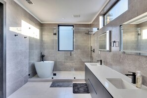 Serviettes fournies, papier de toilette