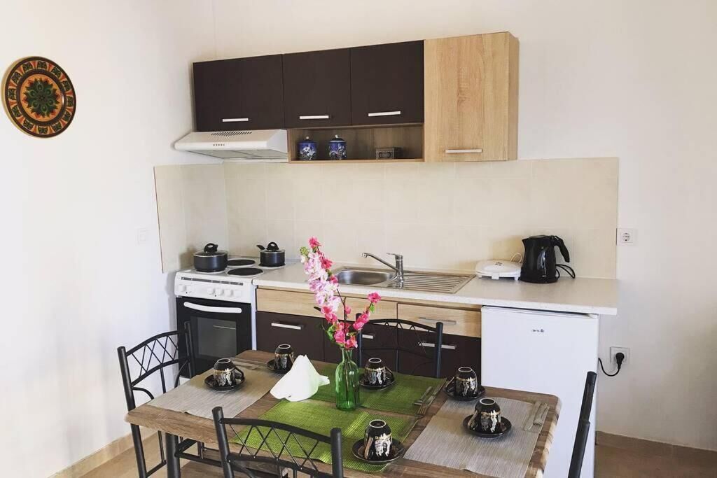 Kühlschrank, Wasserkocher mit Kaffee-/Teezubehör, Toaster