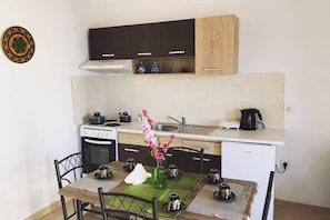 Kühlschrank, Wasserkocher mit Kaffee-/Teezubehör, Toaster