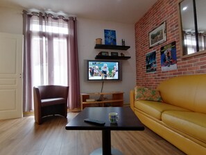 Tv, ett bordtennisbord och böcker