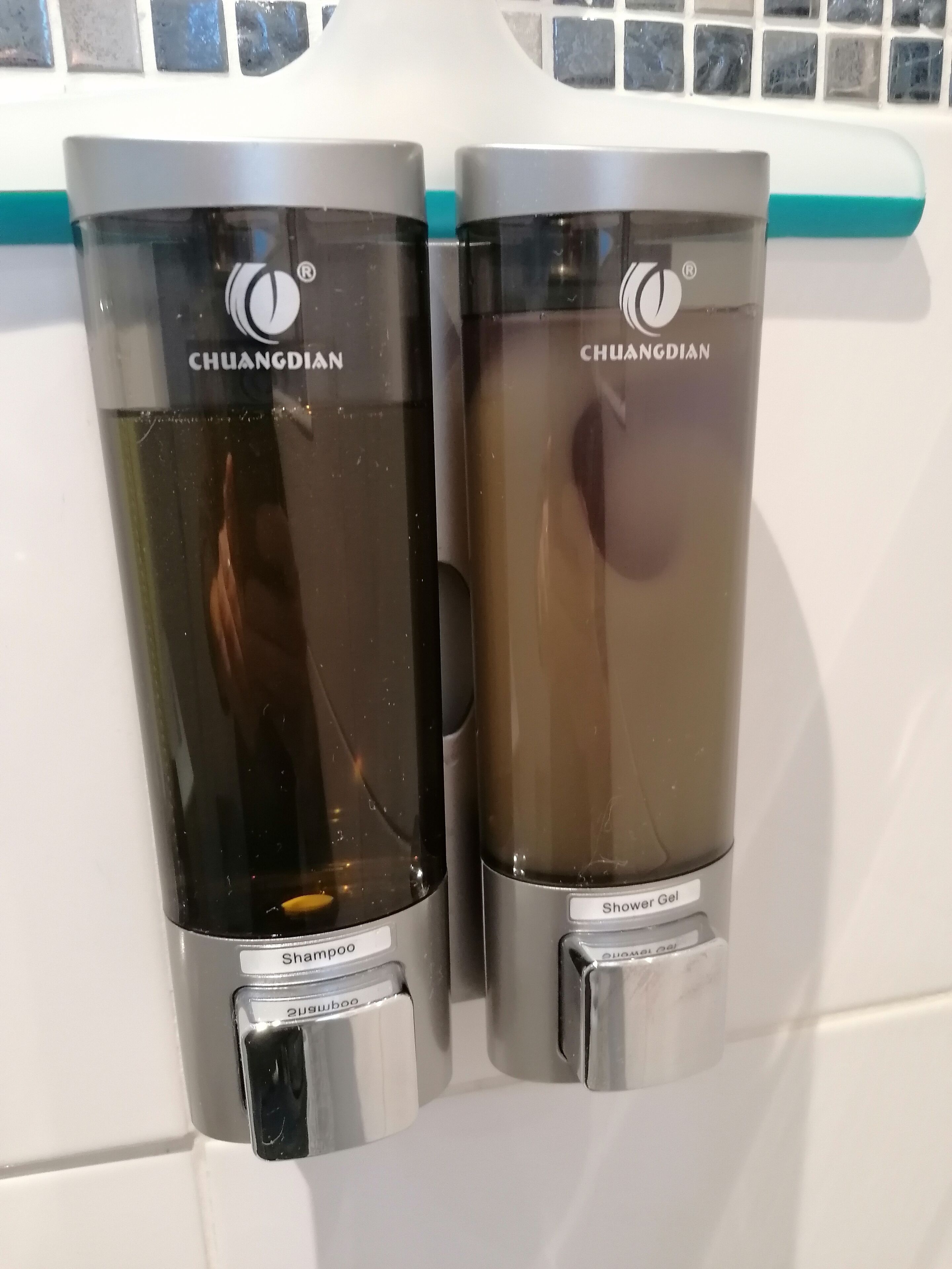 Deux distributeurs de gel douche portant la mention « CHUANGDIAN » et l’inscription « Gel douche ».
