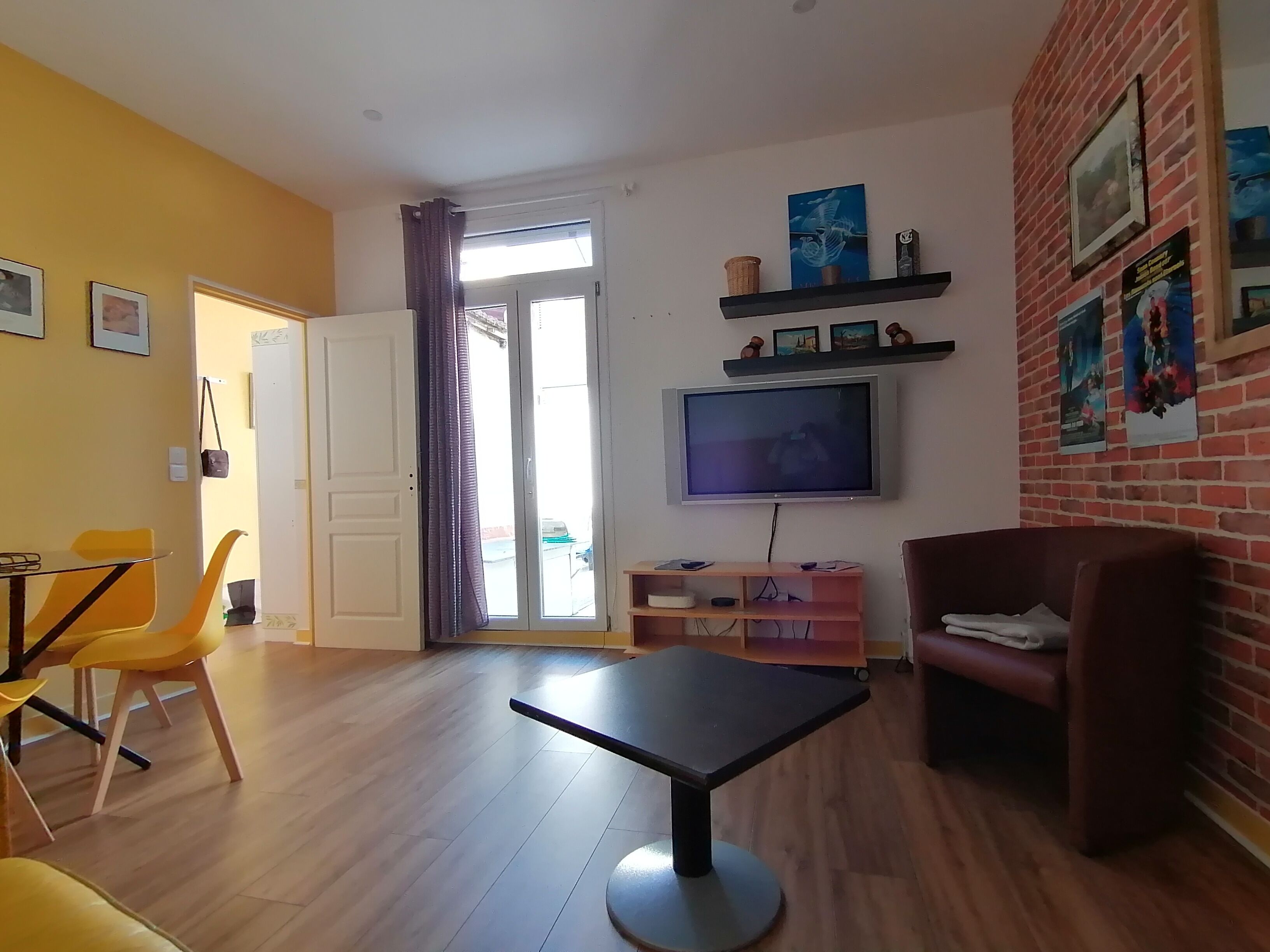 Télévision, table de tennis de table, livres