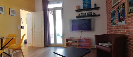 Téléviseur, table de ping-pong, livres