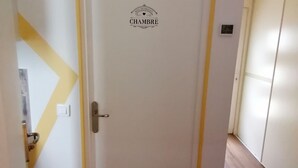 A white door with a yellow frame and a logo that reads "CHAMBRE". - Maison Antony, air-conditioned, free parking  (Antony)