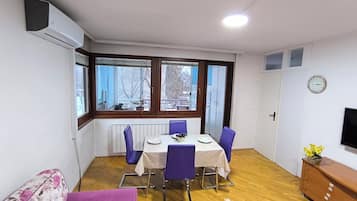 Comfort Apartment, Non Smoking | Dining room