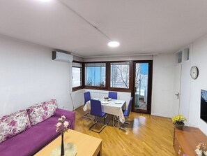Departamento Confort, para no fumadores | Área de sala de estar | Televisión de pantalla plana de 90 pulgadas con canales por cable 