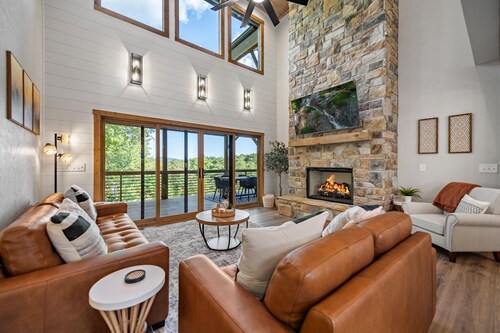 Royal Retreat - Brand New, Luxury, Mountain View, 4 Bedrooms, All En Suites!