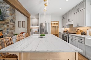 Refrigerador, microondas, horno, placa de cocina
