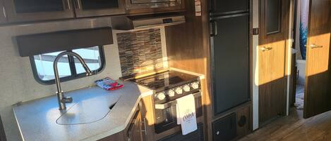 ثلاجة، ميكروويف، فرن، موقد طهي مسطح