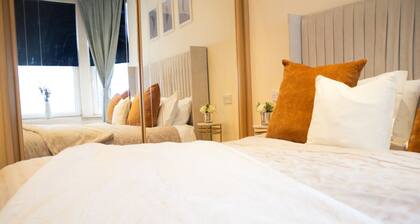 Stylish 2BR in unique Ibrox location nearby subway