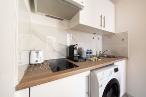 Mikrowelle, Ofen, Wasserkocher mit Kaffee-/Teezubehör, Toaster