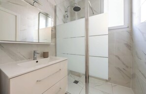 Dusche, Haartrockner, Shampoo