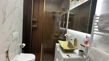 Een haardroger, handdoeken, zeep, toiletpapier